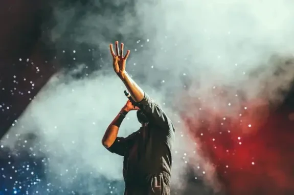 Photographie du spectacle avec le chanteur