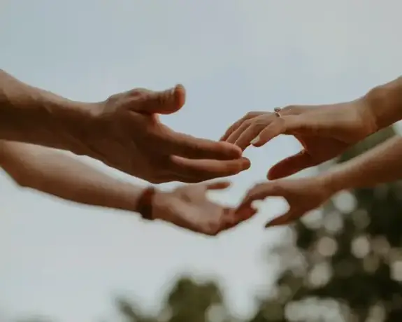 Photographie les mains pendant le mariage