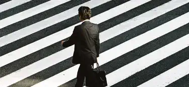 Photographie d'une personne traversant sur un passage pour piétons