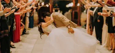 Photographie de couple en train de danser lors de leur mariage